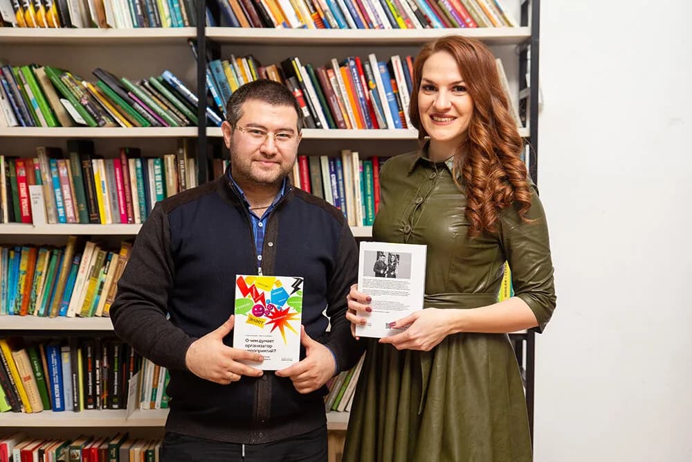 Сурен Багдасарян и Марина Селиванова с книгой на презентации